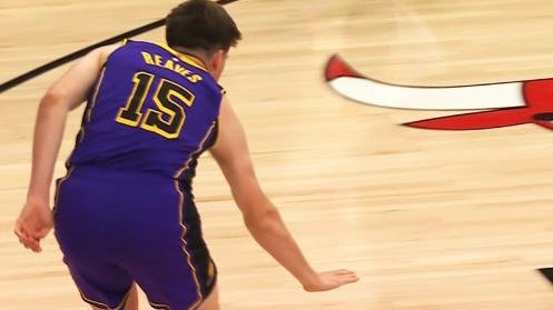 Lakers top Bulls, move back to .500